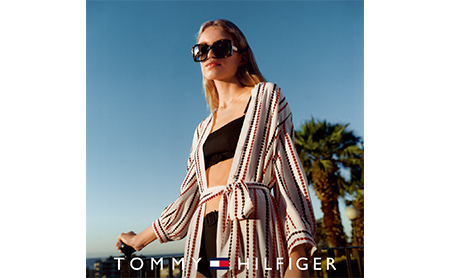 Tommy Hilfiger: Frau mit Sonnenbrille am Strand